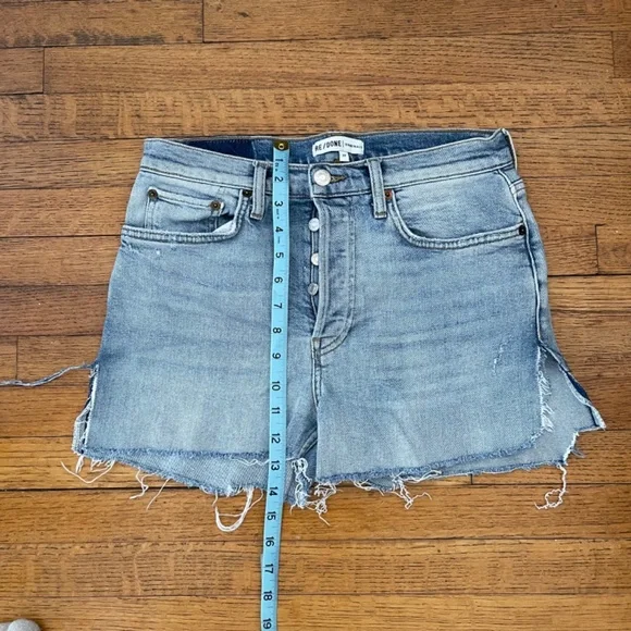 RE/DONE Originals The Short Button Fly Cut Off Denim Shorts in Dirty Destroy 27 - Picture 5 of 10